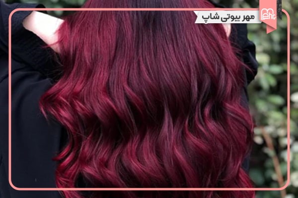 رنگ موی قرمز آلبالویی برای پوست سبزه و چشمهای تیره بدون دکلره